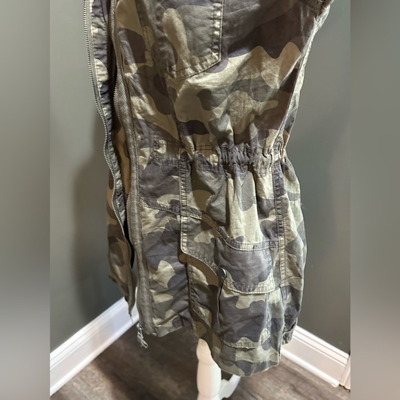 Jade & Ivory Camo lightweight jacket sleeves are embroidered with flowers medium - Picture 14 of 15